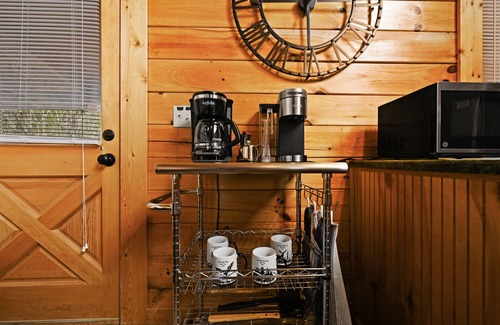 Sevierville Cabina | Perfect Cabin with Hot Tub, Grill, EV Charger