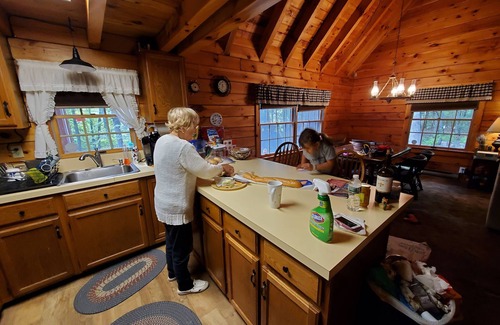 East Stroudsburg Cabina | Perfect cozy cabin w/ tree house on 3 acres of woods near skiing, hiking & DWG