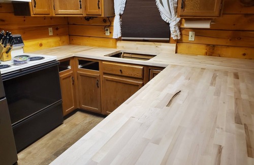 East Stroudsburg Cabina | Perfect cozy cabin w/ tree house on 3 acres of woods near skiing, hiking & DWG