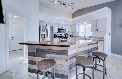 Enterprise Casa | Perfect Cozy House thats Great for entertaining! Close to the strip!