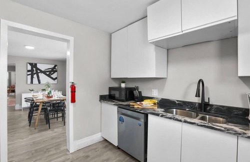 Mexicantown - Southwest Detroit Apartamento | 🎯 Perfect Detroit Launchpad Stylish 3BR with Chef's Kitchen & Fast WiFi