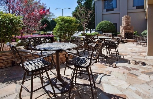 Eagan Park Apartamento | Perfect Escape Near ATL: Relax by the Pool, Enjoy Gym & Dining Options