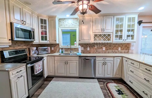 Mount Pocahontas Casa | Fire Pit / Corn Hole / Shuffleboard / Community Pool / Deck / Pets Welcome!