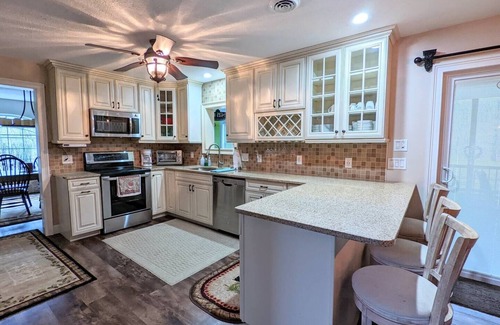Mount Pocahontas Casa | Fire Pit / Corn Hole / Shuffleboard / Community Pool / Deck / Pets Welcome!