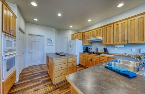 Redmond Casa | Perfect Family Getaway HotTub - sleeps 10