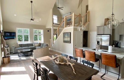 Reed Creek Casa | Perfect family lakeside getaway w/pickleball court. Slps 12, 2 docks, firepit