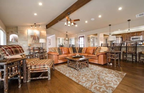 Denton Apartamento | Perfect Family or multi family Getaway!