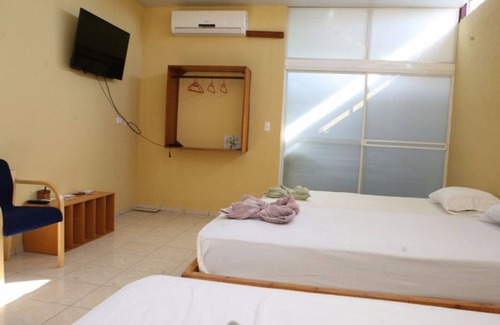 Managua Cama Y Desayuno | Perfect Family Room for 3 guests!