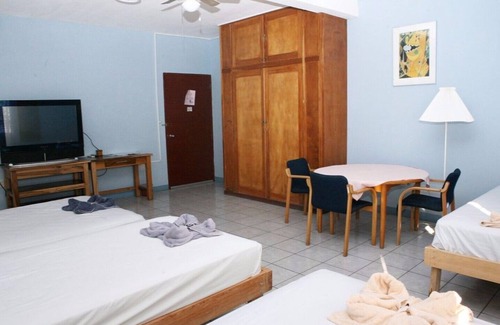 Managua Cama Y Desayuno | Perfect Family Room for 3 guests!