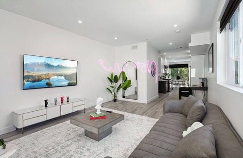Melrose Casa | Perfect Family Getaway in Hollywood w/3bdr townhouse with Parking