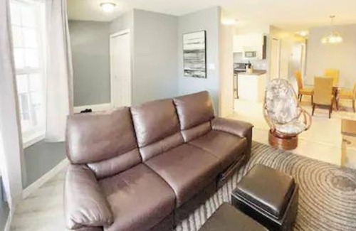 Jasper Place Casa | Perfect for a BIG CREW - 5br 2.5 bathroom Crew House in West Edmonton