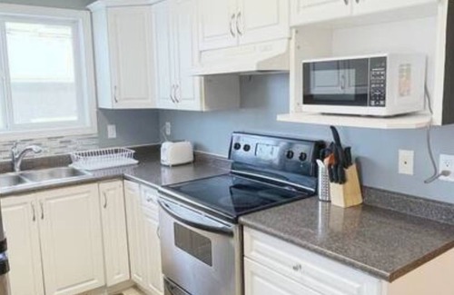 Jasper Place Casa | Perfect for a BIG CREW - 5br 2.5 bathroom Crew House in West Edmonton