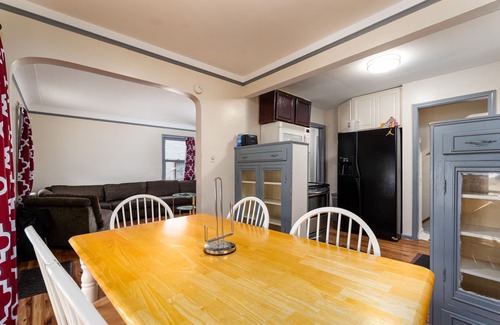 Detroit Casa | PERFECT FOR A LONG TIME STAY | 3 bdroom, sleeps 15 + dinning room