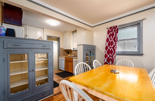 Detroit Casa | PERFECT FOR A LONG TIME STAY | 3 bdroom, sleeps 15 + dinning room