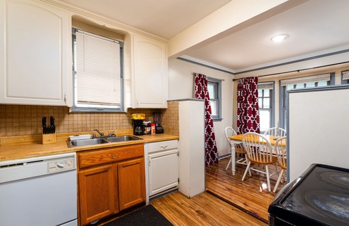 Detroit Casa | PERFECT FOR A LONG TIME STAY | 3 bdroom, sleeps 15 + dinning room