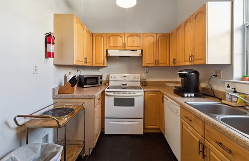 Cuyler - Brownsville Casa | Perfect for Bachelorette & Bachelor Groups ★ Private Duplex ★ Starland District