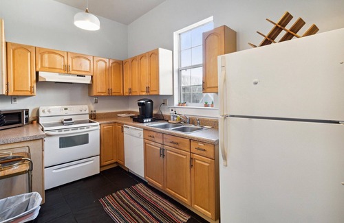 Cuyler - Brownsville Casa | Perfect for Bachelorette & Bachelor Groups ★ Private Duplex ★ Starland District