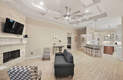 South Side Casa | 303) Perfect for construction companies!