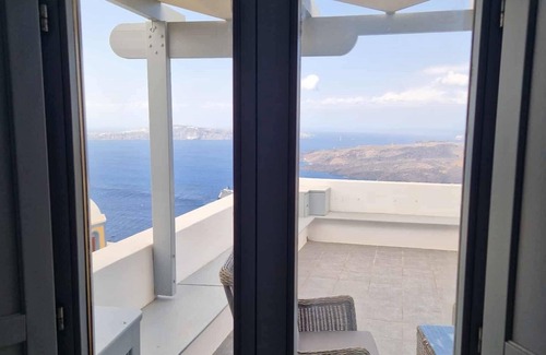 Fira Villa | Perfecto para familias y grupos de amigos. Increíble vistas a la caldera. Piscina privada.