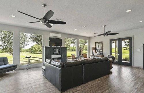 Navasota Casa | Perfect for Game Day, Family Get Aways and Fishing. 15-20 Minutes to Kyle Field!