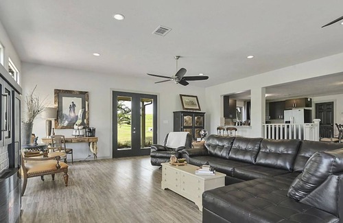 Navasota Casa | Perfect for Game Day, Family Get Aways and Fishing. 15-20 Minutes to Kyle Field!