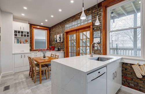 Edgewater Beach Condominio | Perfect for Groups! Steps to the Beach and Room for All! Enjoy All Andersonville Has to Offer! by AllSet Turnover
