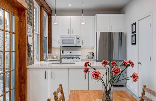 Edgewater Beach Condominio | Perfect for Groups! Steps to the Beach and Room for All! Enjoy All Andersonville Has to Offer! by AllSet Turnover
