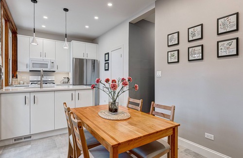 Edgewater Beach Condominio | Perfect for Groups! Steps to the Beach and Room for All! Enjoy All Andersonville Has to Offer! by AllSet Turnover
