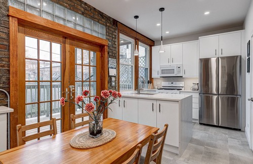 Edgewater Beach Condominio | Perfect for Groups! Steps to the Beach and Room for All! Enjoy All Andersonville Has to Offer! by AllSet Turnover