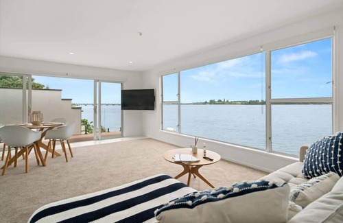 Tauranga Casa | Perfect for Large Groups: Waterfront Getaway with Private Beach