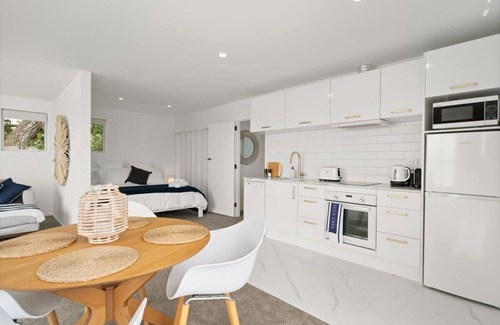 Tauranga Casa | Perfect for Large Groups: Waterfront Getaway with Private Beach