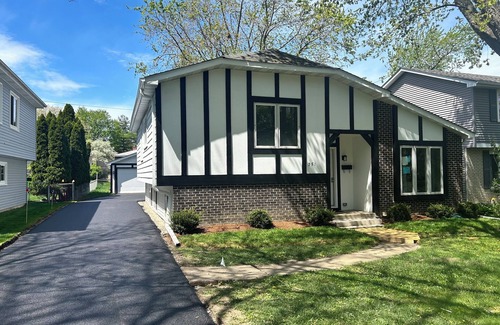 Libertyville Casa | Perfect for Large Families