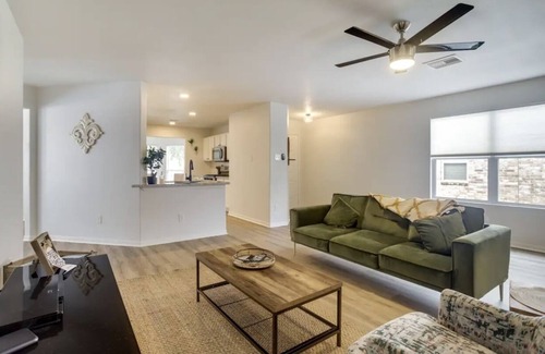 Rosenberg Casa | Perfect for Nurses or Vacation. 1.3 miles from the new Fort Bend Epicenter!!