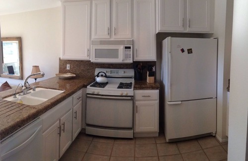 Goleta Condominio | Condominio soleado con vistas al agua en Ellwood Preserve