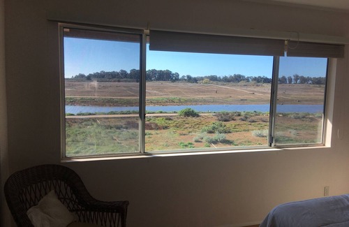 Goleta Condominio | Condominio soleado con vistas al agua en Ellwood Preserve
