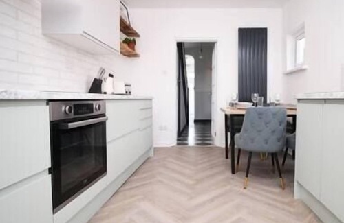 Splott Casa | Perfect Four Bed House for Groups, Contractors by Gurkha Stay,Cardiff -Free WiFi