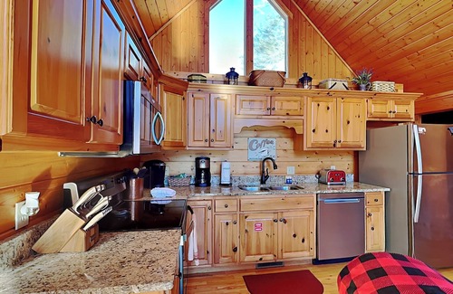 Black Bear Falls Cabina | Perfect Gatlinburg cabin w. 2 king beds, spacious game room + hot tub!
