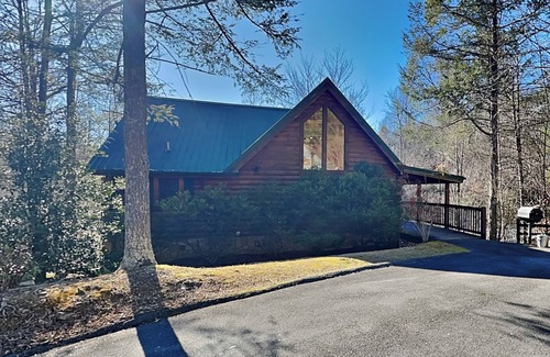 Black Bear Falls Cabina | Perfect Gatlinburg cabin w. 2 king beds, spacious game room + hot tub!