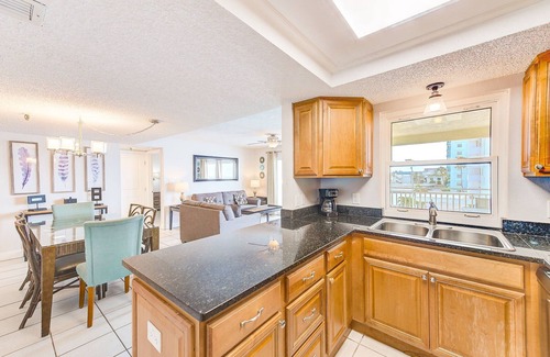 North Redington Beach Condominio | Condominio 203: mire a los delfines jugar desde nuestras tres habitaciones grandes.