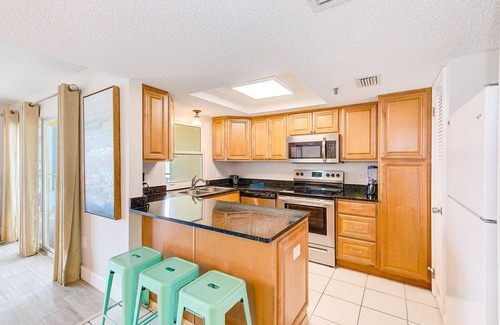 North Redington Beach Condominio | Condominio 203: mire a los delfines jugar desde nuestras tres habitaciones grandes.