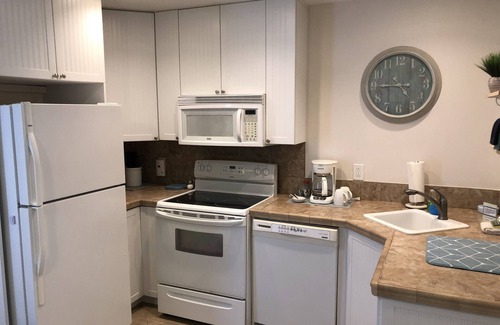 Saint Simons Island Condominio | Perfect Getaway. Great South Island Location, Close to Beaches and Village.