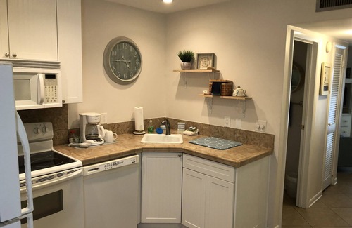 Saint Simons Island Condominio | Perfect Getaway. Great South Island Location, Close to Beaches and Village.