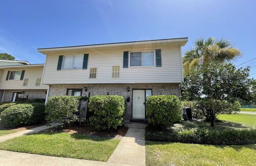 Saint Simons Island Condominio | Perfect Getaway. Great South Island Location, Close to Beaches and Village.