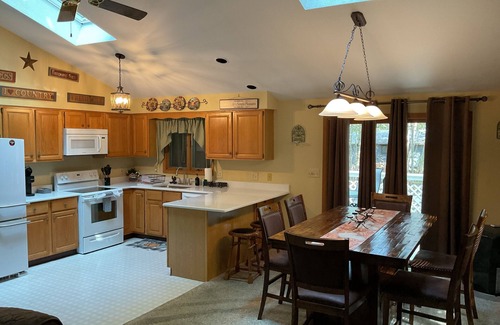 Pocono Lake Casa | Perfect getaway at Arrowhead Lake. Walking distance from the Choctaw pool!🏊🤿☀️