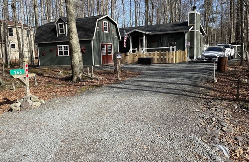 Pocono Lake Casa | Perfect getaway at Arrowhead Lake. Walking distance from the Choctaw pool!🏊🤿☀️