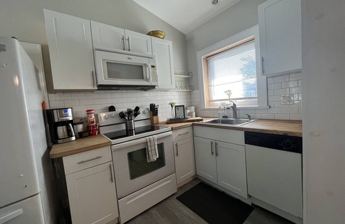 Historic Uptown Casa | Perfect Getaway+ Bikes+Patio-Close2Beach+pickleball