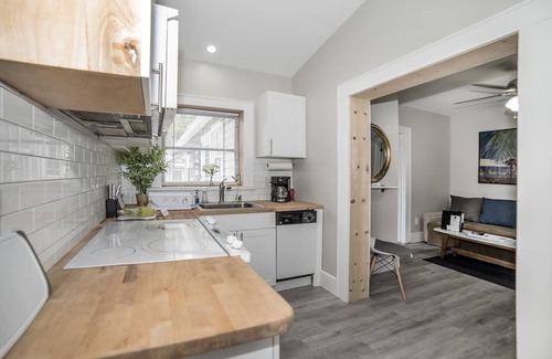 Historic Uptown Casa | Perfect Getaway+ Bikes+Patio-Close2Beach+pickleball