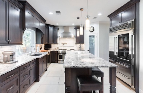 West Oak Hill Casa | Escape perfecto. Bañera de hidromasaje, cocina exterior y cocina gourmet para todas sus necesidades.