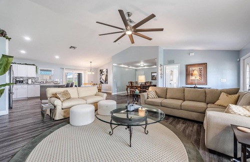 Pelican Casa | Perfect Getaway, Winter or any time, Sunny, Clean, Spacious & Ideally Located!