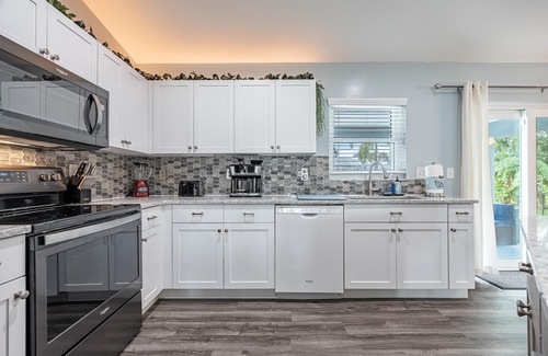 Pelican Casa | Perfect Getaway, Winter or any time, Sunny, Clean, Spacious & Ideally Located!